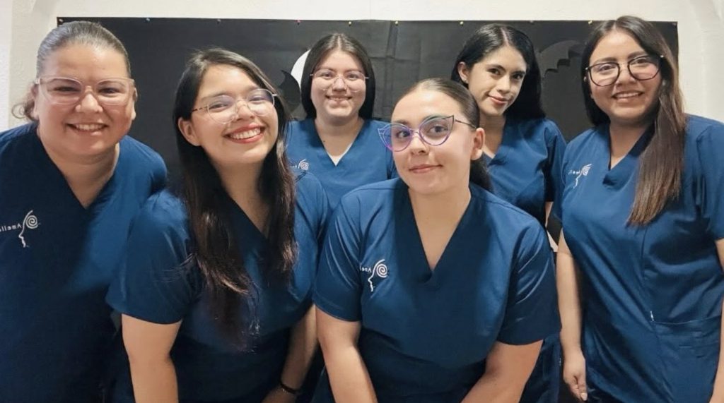 Equipo de terapeutas de Amellali con uniforme azul marino